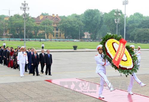 Lãnh đạo Đảng, Nhà nước viếng Chủ tịch Hồ Chí Minh nhân 40 năm Giải phóng miền Nam ảnh 1